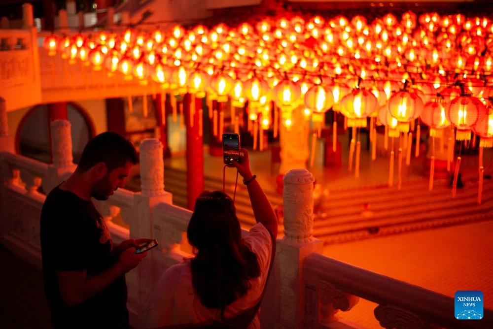 Du khách chụp ảnh những đèn lồng đỏ tại chùa Thiên Hậu ở Kuala Lumpur, Malaysia. Ảnh: TÂN HOA XÃ