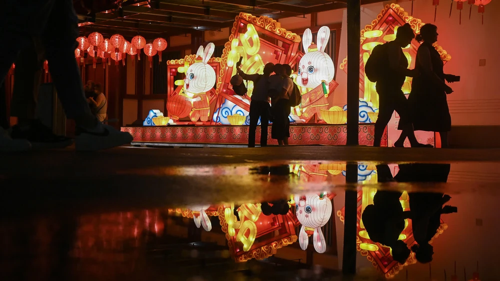 Những chiếc đèn lồng hình thỏ và đồ trang trí theo chủ đề thỏ được lắp đặt để chào đón du khách trên các đường phố ở Chinatown, Singapore. Ảnh: STRAITS TIMES