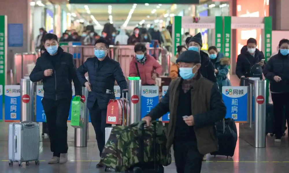 Hành khách đến nhà ga đường sắt ở TP Nam Kinh, tỉnh Giang Tô (Trung Quốc) ngày 16-1. Ảnh: AFP Hành khách đến nhà ga đường sắt ở TP Nam Kinh, tỉnh Giang Tô (Trung Quốc) ngày 16-1. Ảnh: AFP