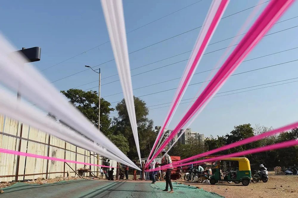 Dây phủ bột thủy tinh dùng để thả diều trong lễ hội Uttarayan năm 2018. Ảnh: AFP