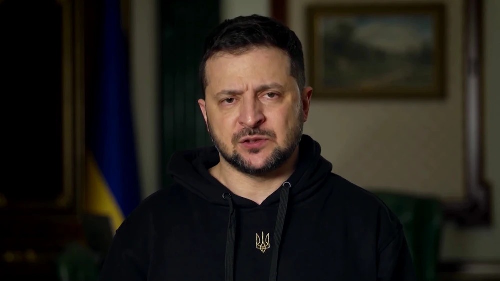 Tổng thống Ukraine Volodymyr Zelensky phát biểu qua video đêm 29-1. Ảnh: REUTERS
