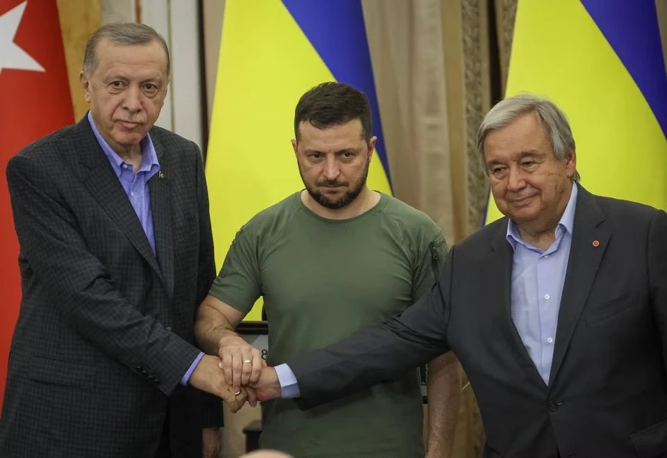 Tổng thống Ukraine Volodymyr Zelenskiy, Tổng thống Thổ Nhĩ Kỳ Tayyip Erdogan và Tổng thư ký Liên Hợp Quốc Antonio Guterres bắt tay sau cuộc họp báo chung vào tháng 8-2022. Ảnh: REUTERS