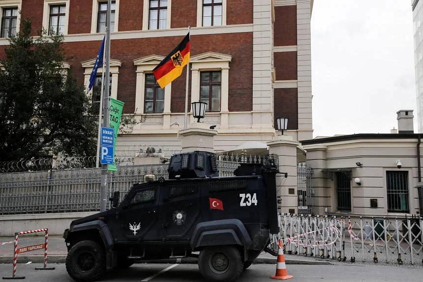 Xe bọc thép của cảnh sát bên ngoài lãnh sự quán Đức ở TP Istanbul (Thổ Nhĩ Kỳ) ngày 2-2 sau khi cơ quan này tạm đóng cửa vì lo ngại về an ninh. Ảnh: REUTERS