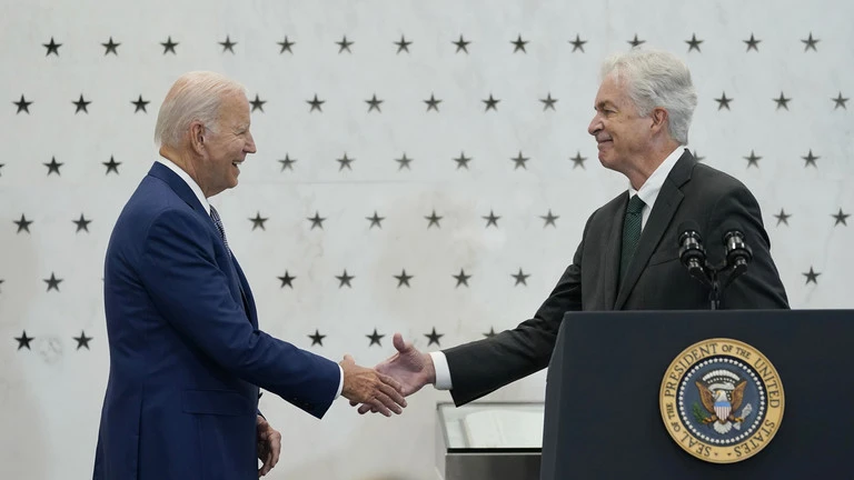 Tổng thống Mỹ Joe Biden và Giám đốc Cơ quan Tình báo Trung ương Mỹ (CIA) William Burns. Ảnh: AP