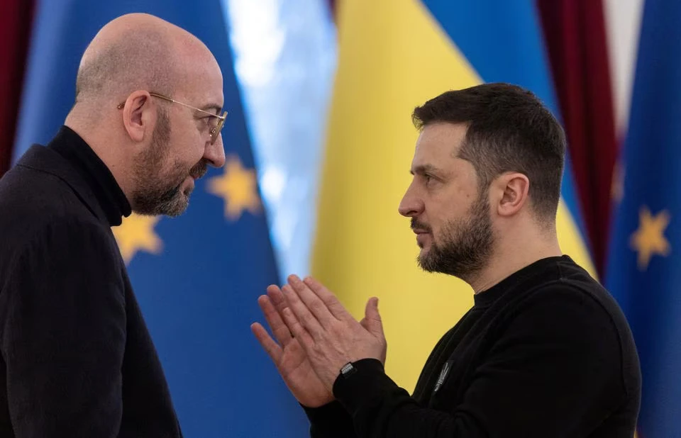 Tổng thống Ukraine Volodymyr Zelensky thảo luận cùng Chủ tịch Hội đồng châu Âu Charles Michel. Ảnh: REUTERS