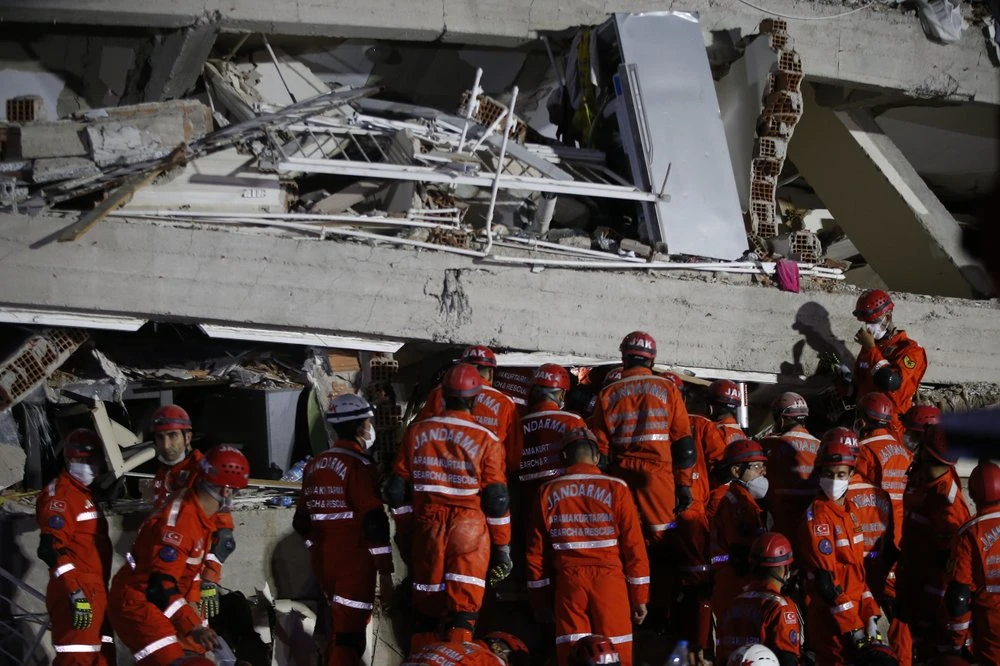 Nhân viên cứu hộ ở Izmir, Thổ Nhĩ Kỳ. Ảnh: AP