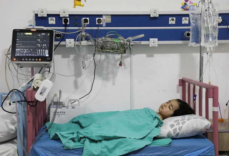 Bé Tariq Haidar điều trị tại một bệnh viện ở TP Afrin (Syria) ngày 9-2. Ảnh: REUTERS