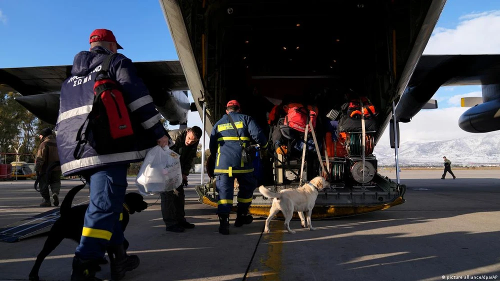 Lực lượng cứu hộ Hy Lạp mang theo chó nghiệp vụ để hỗ trợ công tác cứu hộ. Ảnh: AP