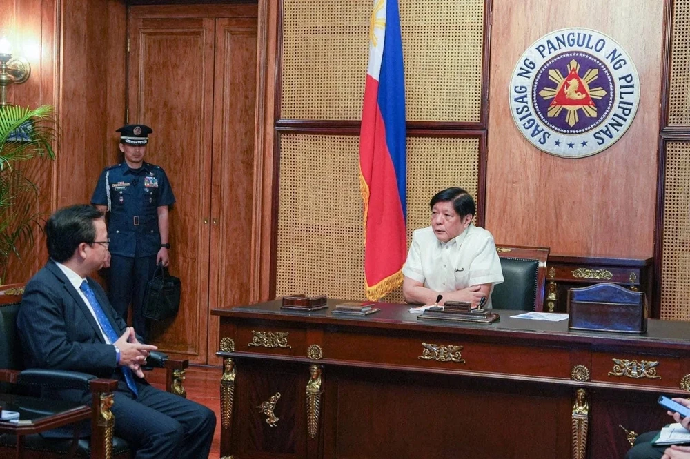 Tổng thống Philippines - ông Ferdinand Marcos Jr (phải) gặp Đại sứ TQ Hoàng Khê Liên tại thủ đô Manila (Philippines) ngày 14-2, bày tỏ sự quan ngại sâu sắc về việc một tàu hải cảnh TQ chiếu “tia laser cấp độ quân sự” vào tàu cảnh sát biển Philippines. Ảnh: AFP