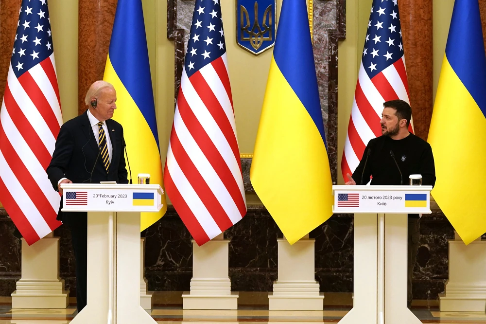 Tổng thống Mỹ Joe Biden và Tổng thống Ukraine Volodymyr Zelensky tham dự một cuộc họp báo ở Kiev ngày 20-2. Ảnh: CNN