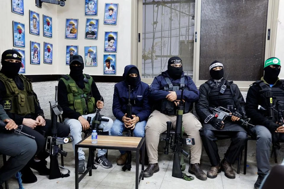 Các tay súng Palestine tham dự một cuộc họp báo để lên án cuộc gặp giữa Israel và Palestine ở Jordan ngày 25 -2. Ảnh: REUTERS