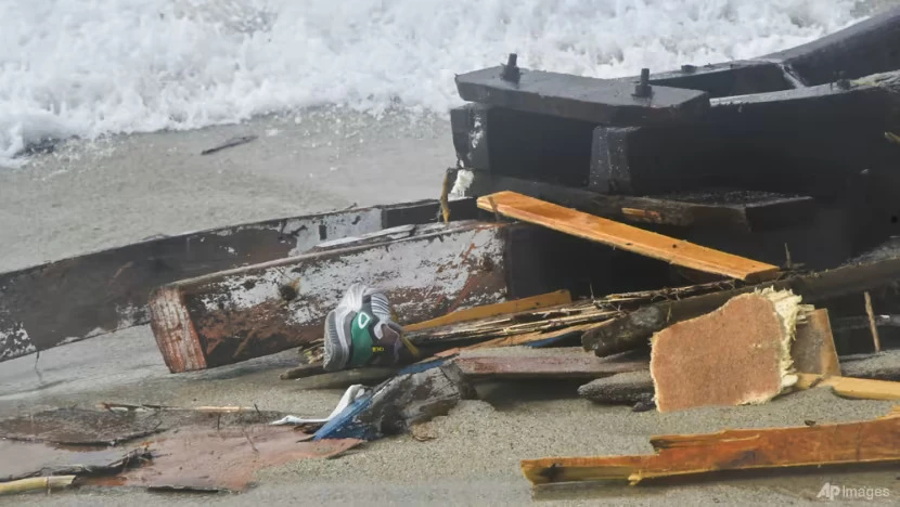 Một số mảnh vỡ của con tàu dạt vào bờ biển. Ảnh: AP