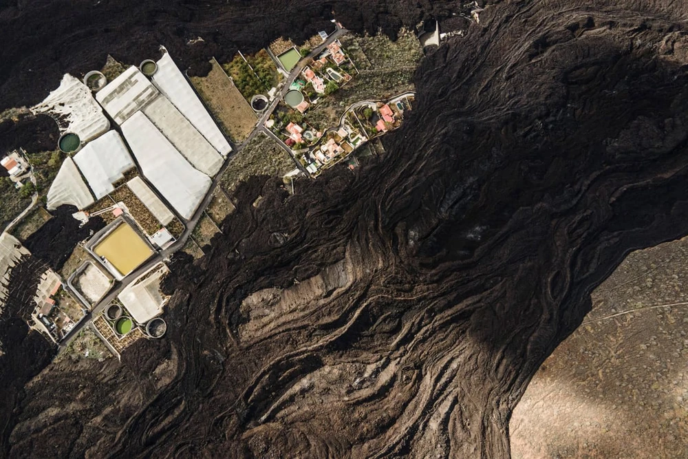 Những dòng dung nham chảy ra từ ngọn núi lửa trên đảo La Palma, Tây Ban Nha. Ảnh: SONY WORLD PHOTOGRAPHY AWARDS 2023