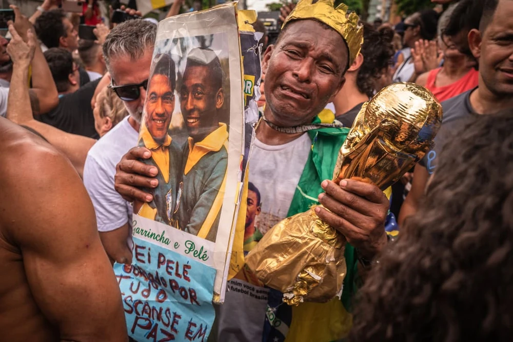 Người hâm mộ tưởng nhớ ngôi sao bóng đá quá cố Pelé. Ảnh: SONY WORLD PHOTOGRAPHY AWARDS 2023