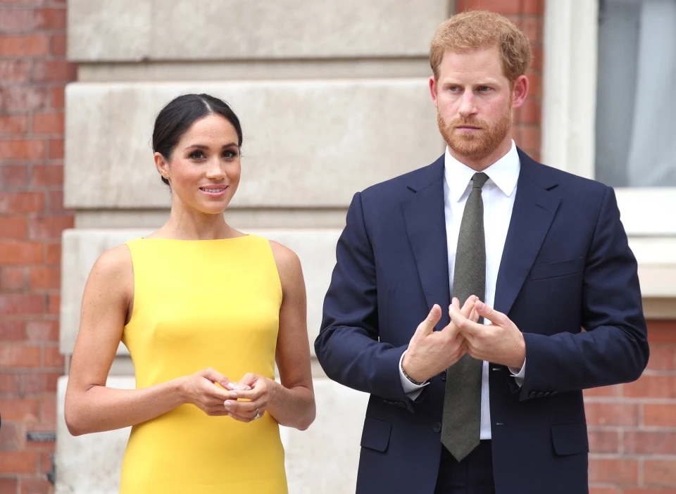 Hoàng tử Harry và vợ là Công nương Meghan. Ảnh: THE SUN