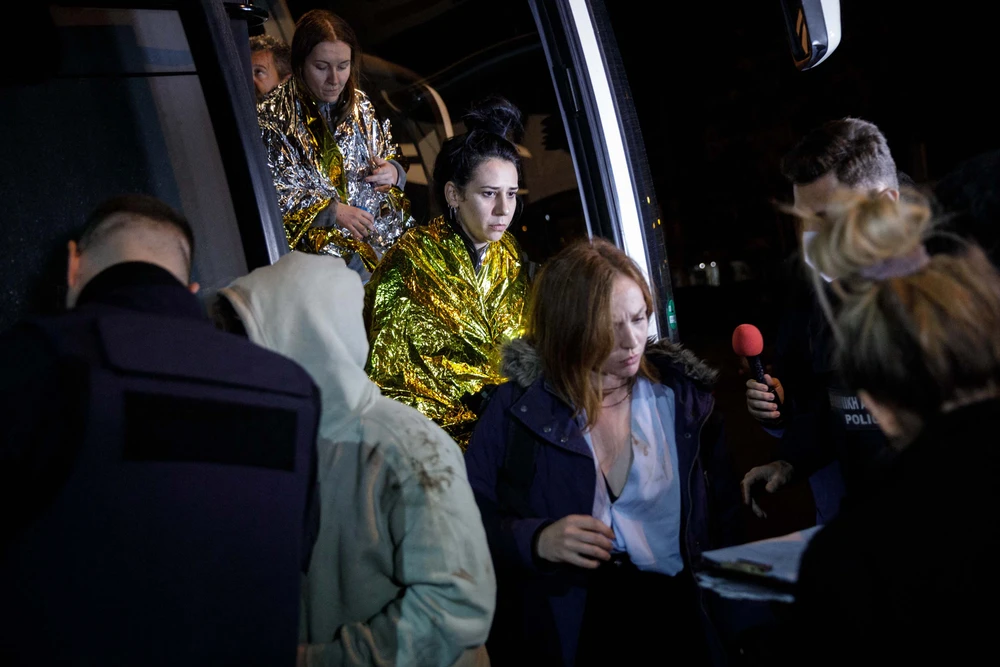 Các hành khách được cứu sau vụ tai nạn. Ảnh: AFP Các hành khách được cứu sau vụ tai nạn. Ảnh: AFP