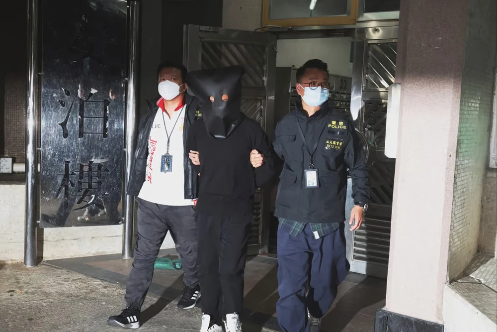 Sau khi bị bắt, nghi phạm được đưa về nhà của anh ta ở đảo Thanh Y (Hong Kong) để khám xét. Ảnh: SOUTH CHINA MORNING POST Sau khi bị bắt, nghi phạm được đưa về nhà của anh ta ở đảo Thanh Y (Hong Kong) để khám xét. Ảnh: SOUTH CHINA MORNING POST