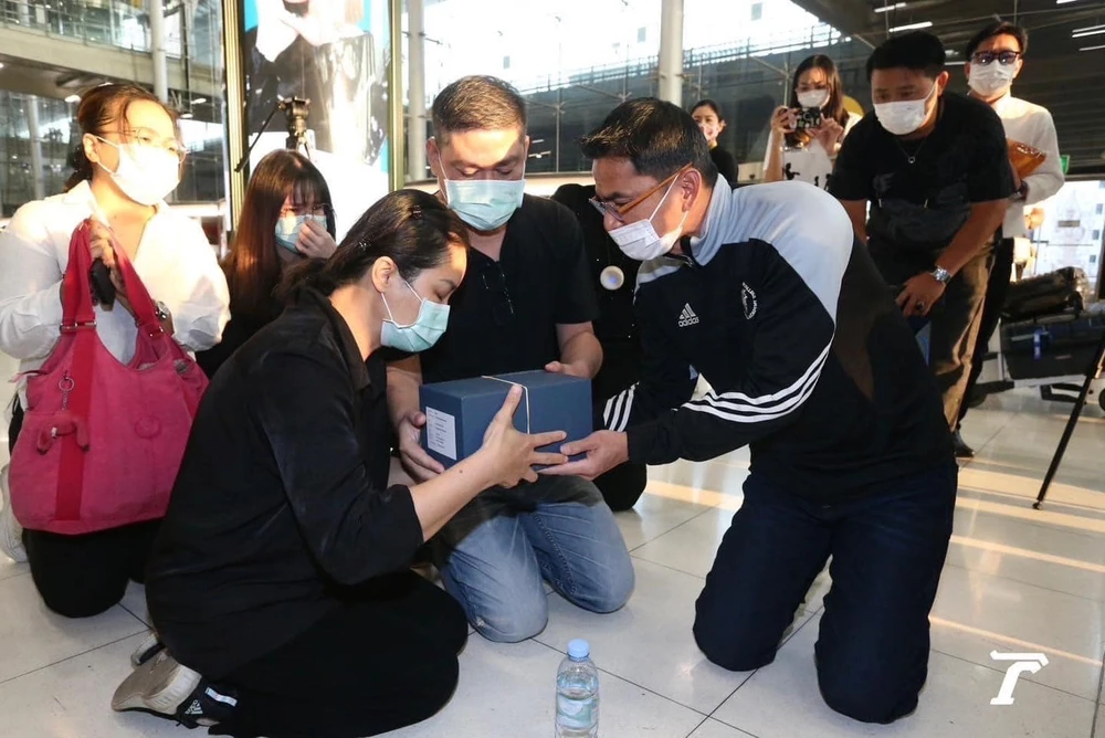 Mẹ của cầu thủ Duangpetch Promthep ôm chiếc hộp chứa di cốt của con trai tại sân bay quốc tế Suvarnabhumi, tỉnh Samut Prakan (Thái Lan). Ảnh: FACEBOOK