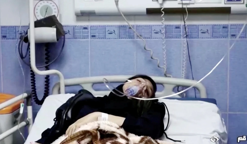 Nạn nhân của các vụ tấn công bằng chất độc tại trường học thở oxy tại một bệnh viện ở Iran. Ảnh: Reuters