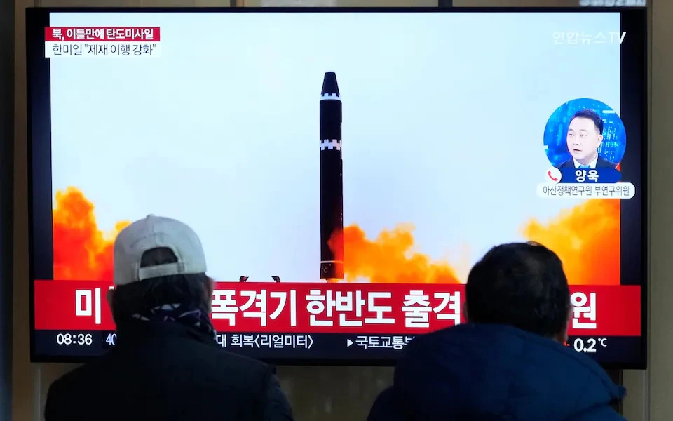 Người dân Hàn Quốc theo dõi thông tin về tên lửa Triều Tiên. Ảnh: AP