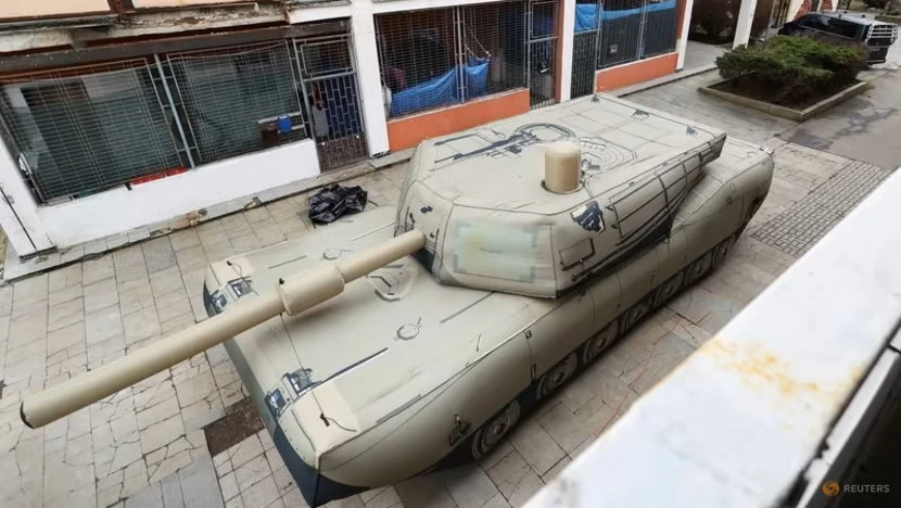 Mô hình bơm hơi của một phương tiện quân sự tại buổi trưng bày ở TP Decin (CH Czech) ngày 6-3. Ảnh: REUTERS