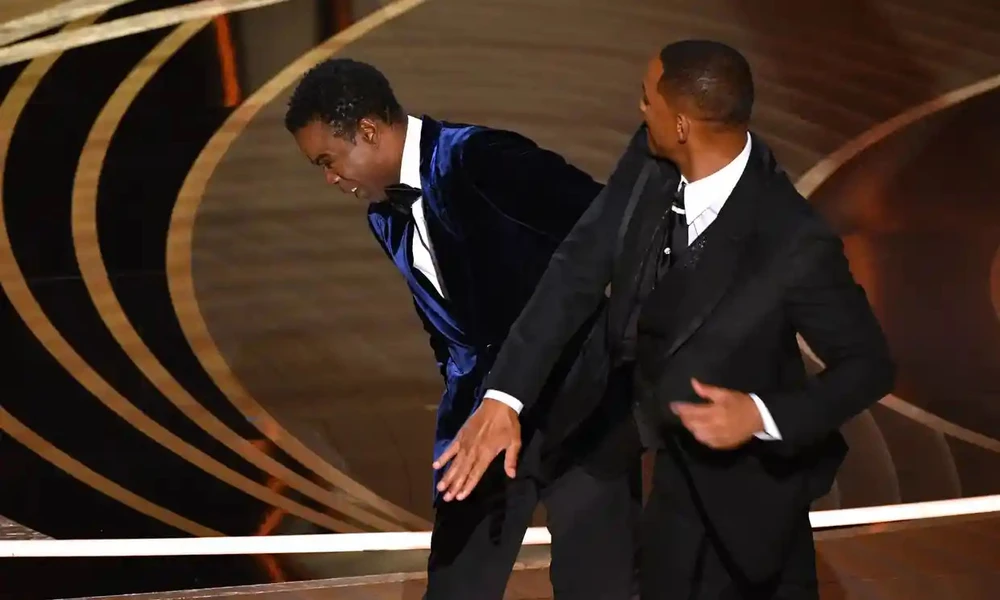 Nam diễn viên Will Smith tát diễn viên hài Chris Rock tại sân khấu tại lễ trao giải Oscar 2022. Ảnh: AFP