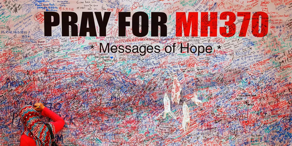 Bức tường để lại lời nhắn cho các hành khách trên chuyến bay MH370 ở trung tâm Kuala Lumpur. Ảnh: REUTERS