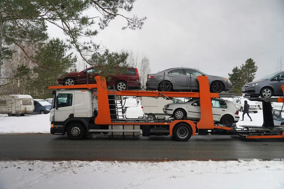 Ô tô được đưa lên xe kéo và gửi đến Ukraine. Ảnh: REUTERS