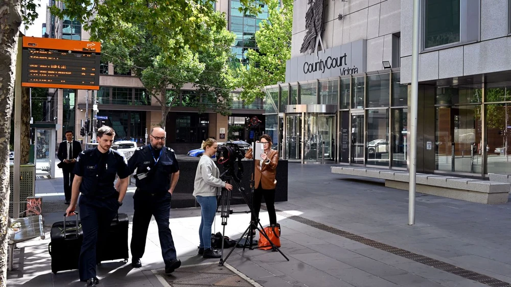 Bên ngoài Tòa quán Quận Victoria. Ảnh: AFP