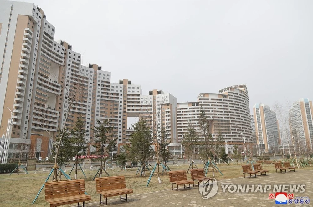 Một khu chung cư ở Bình Nhưỡng. Ảnh: KCNA