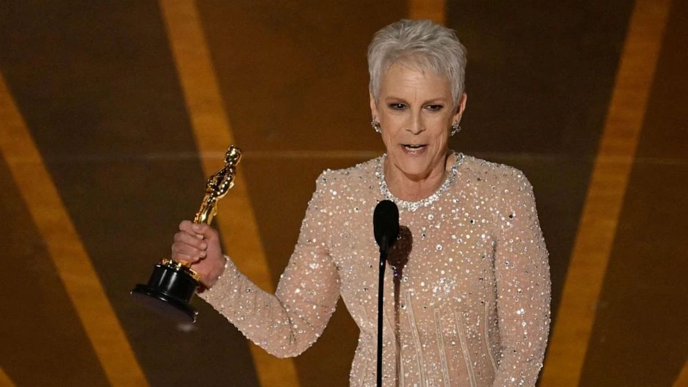 Diễn viên Jamie Lee Curtis nhận giải Oscar cho hạng mục Nữ diễn viên phụ xuất sắc nhất trong phim "Everything Everywhere All at Once". Ảnh: AFP Diễn viên Jamie Lee Curtis nhận giải Oscar cho hạng mục Nữ diễn viên phụ xuất sắc nhất trong phim "Everything Everywhere All at Once". Ảnh: AFP