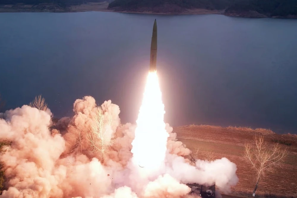 Triều Tiên phóng tên lửa đạn đạo đất đối đất từ tỉnh South Hwanghae ngày 15-3. Ảnh: KCNA