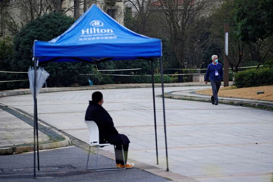 Thành viên của Nhóm Cố vấn khoa học của WHO về Nguồn gốc các mầm bệnh mới (SAGO) tại khách sạn của nhóm ở TP Vũ Hán, tỉnh Hồ Bắc (TQ) ngày 6-2-2021. Ảnh: REUTERS