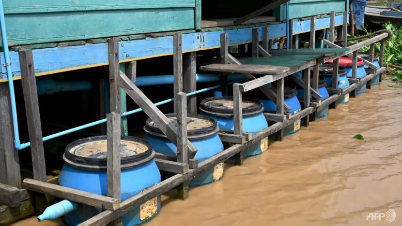 Một nhà vệ sinh nổi tại Biển Hồ. Ảnh: AFP