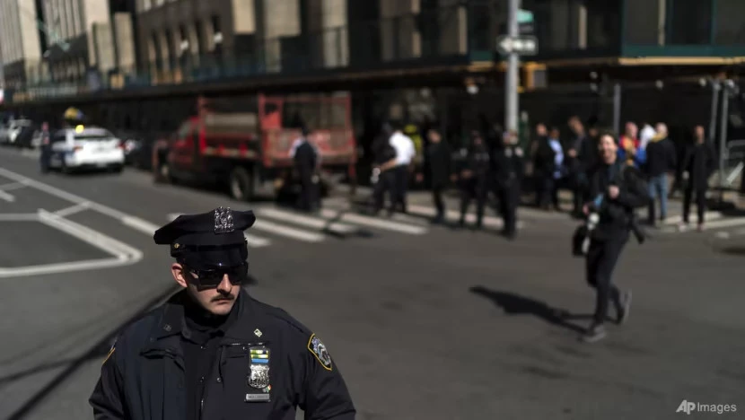 Cảnh sát New York đứng gác gần tòa án quận Manhattan ở bang New York (Mỹ) ngày 21-3 phòng khả năng có biểu tình sau cựu Tổng thống Donald Trump bị truy tố. Ảnh: AP