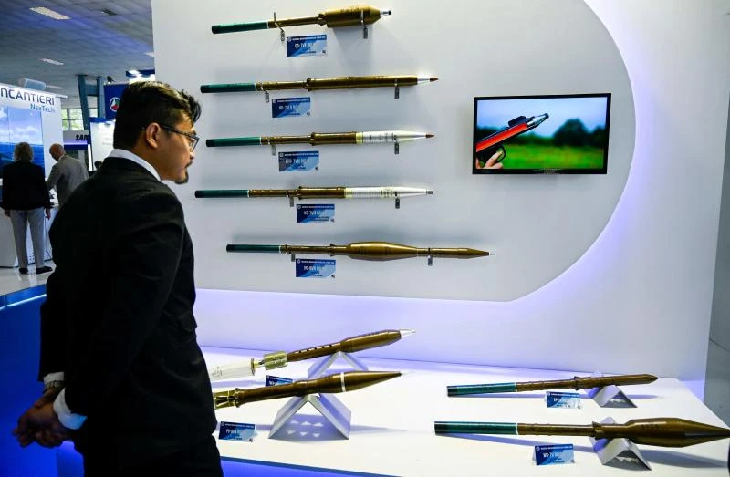 Vũ khí của nhà sản xuất VMZ tại một triển lãm quốc phòng. Ảnh: AFP Vũ khí của nhà sản xuất VMZ tại một triển lãm quốc phòng. Ảnh: AFP