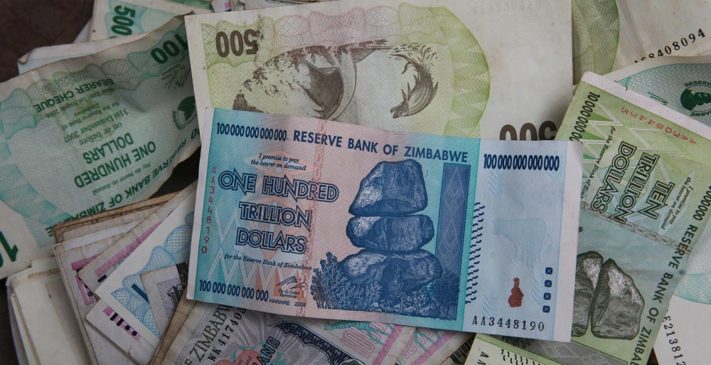 Nhiều người dân Zimbabwe dùng đồng USD thay cho đơn vị tiền tệ chính thức của nước mình. Ảnh: AP