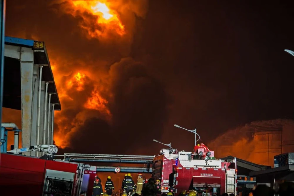 Cháy kho chứa hóa chất ở tỉnh Giang Tô (Trung Quốc) vào ngày 22-4-2016. Ảnh: TÂN HOA XÃ