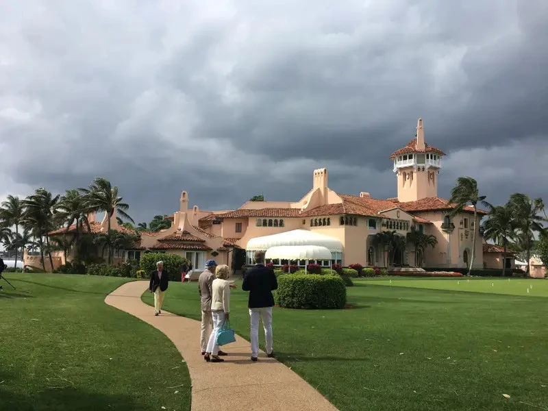 Quan chức FBI khám xét dinh thực thự Mar-a-Lago của ông Trump ở bang Florida tháng 8-2022. Ảnh: BUSINESS INSIDER