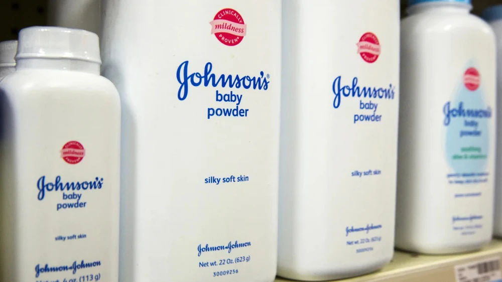 Johnson & Johnson vẫn khẳng định sản phẩm phấn rôm của mình không chứa chất gây ung thư như cáo buộc. Ảnh: REUTERS