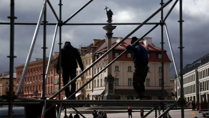 Các công nhân lắp ráp màn hình phía trước Lâu đài Hoàng Gia ở thủ đô Warsaw (Ba Lan) để chuẩn bị cho chuyến thăm của Tổng thống Ukraine Volodymyr Zelensky ngày 4-4. Ảnh: REUTERS