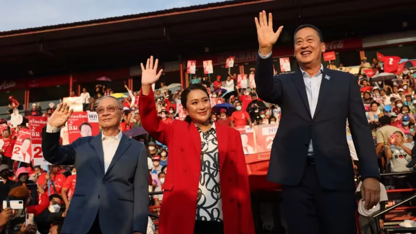 Bà Paetongtarn Shinawatra (giữa), ông Srettha Thavisin (phải) và ông Chaikasem Nitisiri (trái) trong sự kiện của đảng Pheu Thai hôm 5-4. Ảnh: REUTERS