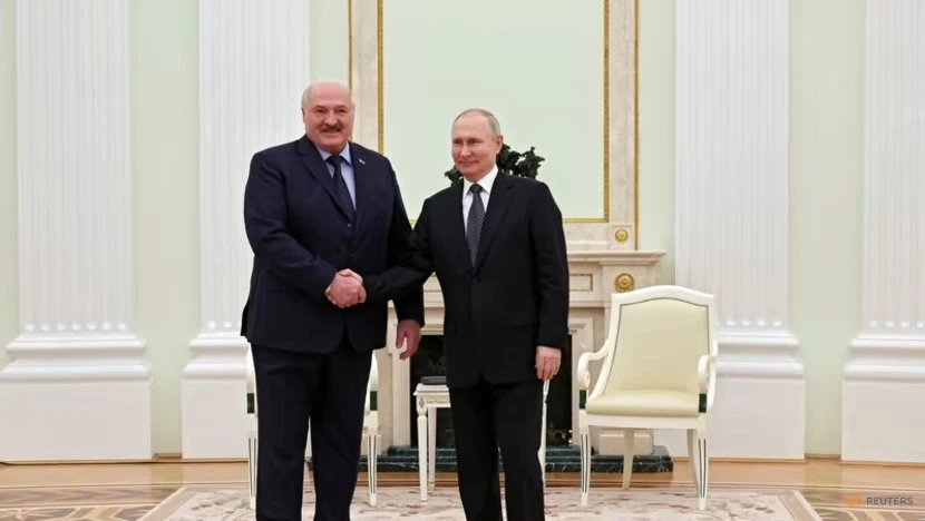 Tổng thống Nga Vladimir Putin (phải) và Tổng thống Belarus - ông Alexander Lukashenko ở thủ đô Moscow (Nga) ngày 5-4. Ảnh: REUTERS