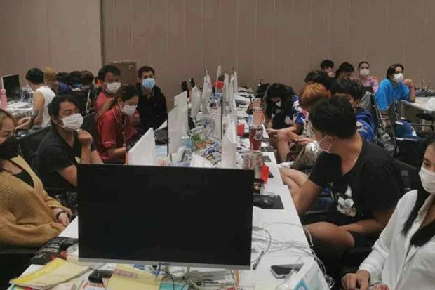 Một địa điểm làm việc của những người lừa đảo qua mạng, bị cảnh sát Campuchia đột kích vào tháng 3-2022. Ảnh: BANGKOKPOST