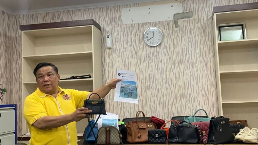 Ông SF Hariyanto giải thích về những chiếc túi xuất hiện trong các tấm ảnh của vợ ông. Ảnh: VOI Ông SF Hariyanto giải thích về những chiếc túi xuất hiện trong các tấm ảnh của vợ ông. Ảnh: VOI