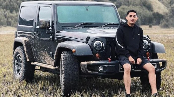 Mario Dandy Satriyo chụp hình bên chiếc SUV Jeep Rubicon có giá khoảng 114.000 USD. Ảnh: DETIKNEWS Mario Dandy Satriyo chụp hình bên chiếc SUV Jeep Rubicon có giá khoảng 114.000 USD. Ảnh: DETIKNEWS