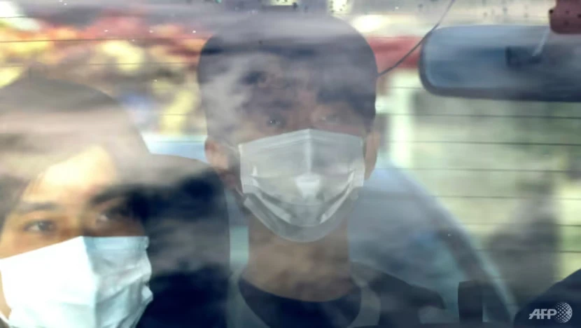 Nghi phạm Ryuji Kimura trên đường bị áp giải đến văn phòng công tố Wakayama. Ảnh: AFP