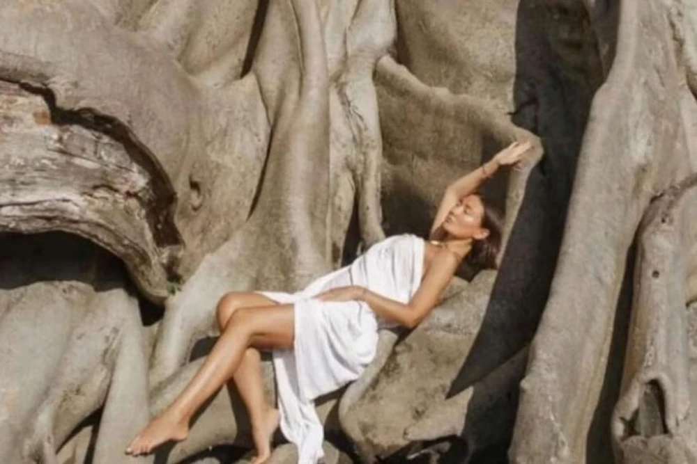 Cô Luiza Kosykh nói rằng cô không biết rằng cái cây là linh thiêng theo tín ngưỡng địa phương. Ảnh: INSTAGRAM LUIZA KOSYKH