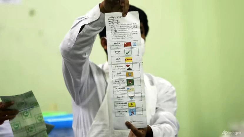 Một quan chức của Ủy ban Bầu cử Myanmar kiểm phiếu tại một điểm bỏ phiếu ở thủ đô Naypyidaw (Myanmar) năm 2020. Ảnh: AP
