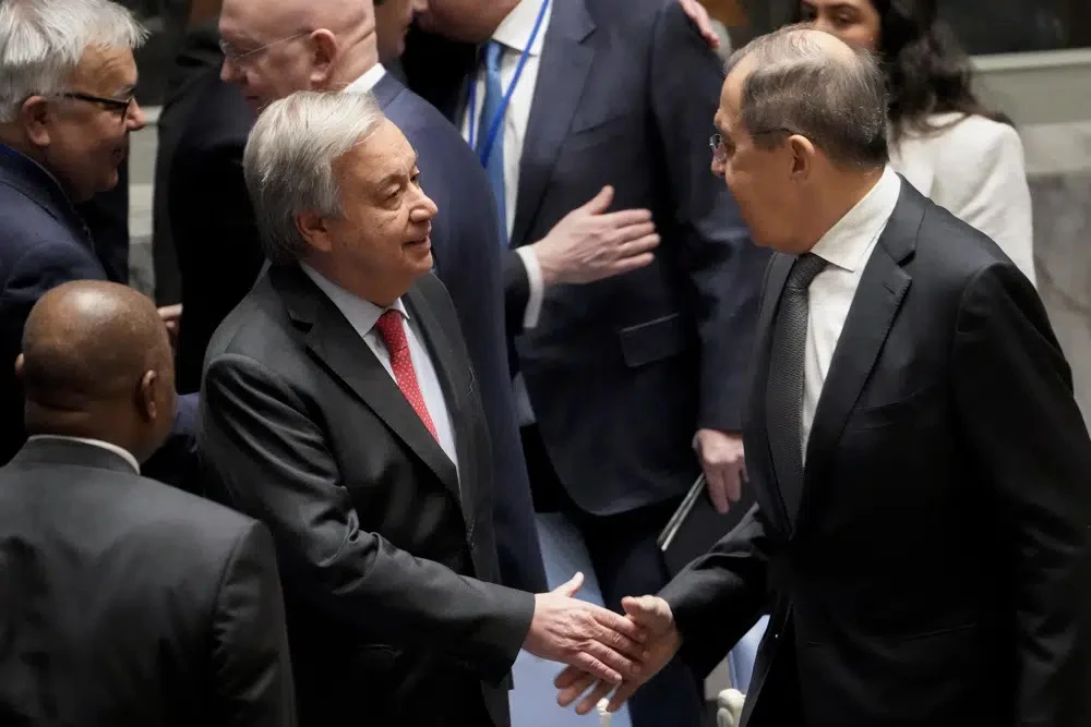 Tổng thư ký LHQ Antonio Guterres (trái) và ngoại trưởng Nga Sergey Lavrov bắt tay trước cuộc họp. Ảnh: AP